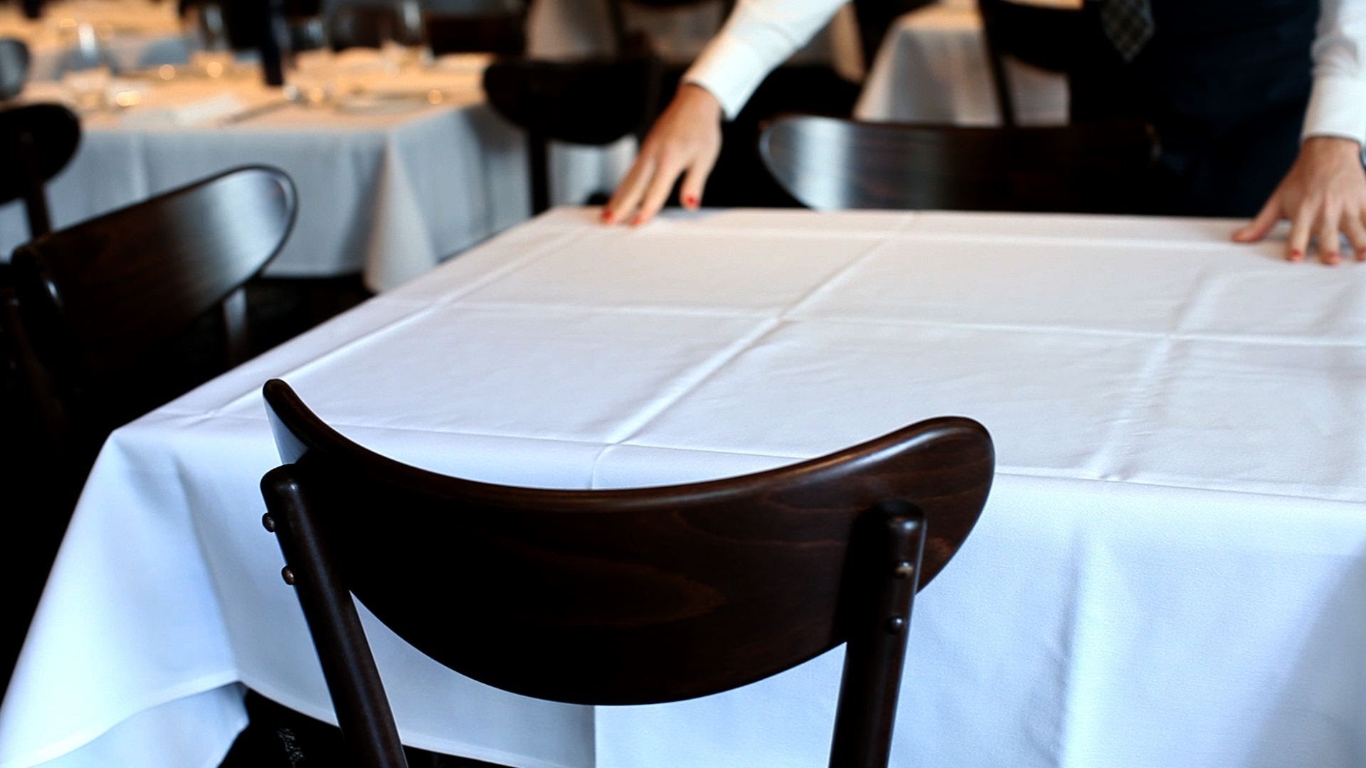 Включи стол на 2 часа. Table ресторан. Маленькие столики для бизнес встреч. Ресторанный стол 3 метра. Ресторан стол большой с верху.